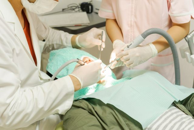 歯周病治療を受ける男性