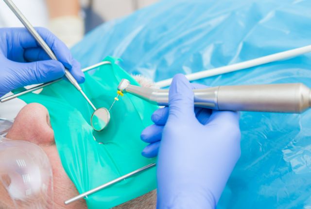 根管治療を受ける男性