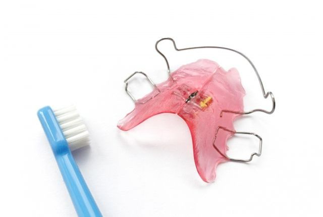 歯ブラシと子供用の矯正装置